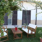 All'ombra Del Carrubo -