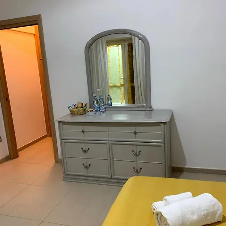 All'ombra Del Carrubo -